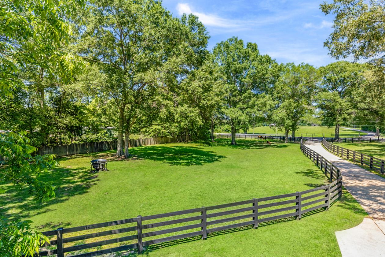 Equestrian Paradise - 5 Acres • Barn • Cross Fenced - photo 2