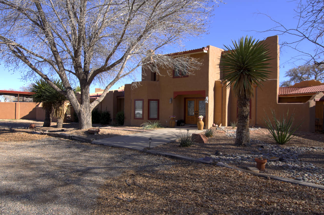 Horse farm with custom barn and cutom home on 19... Belen, Valencia