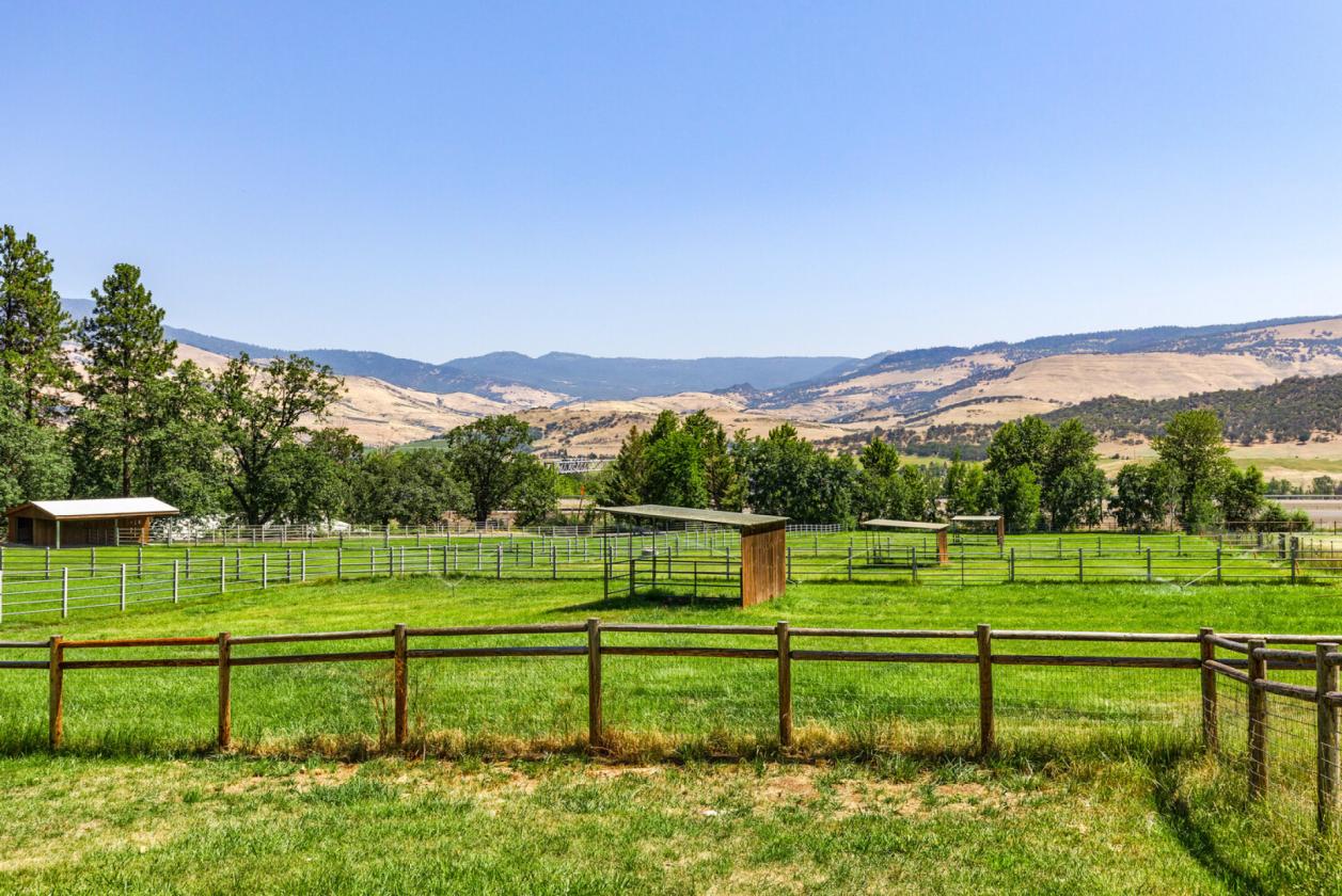 Premier Southern Oregon Equestrian Estate - photo 4