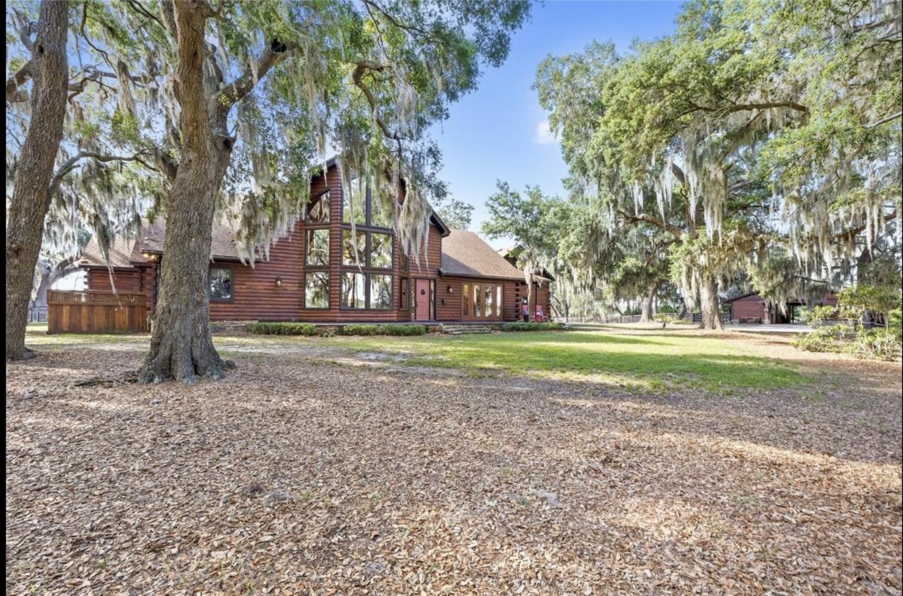 Gorgeous Island lot Estate - 5 stalls, 5 garages - photo 4