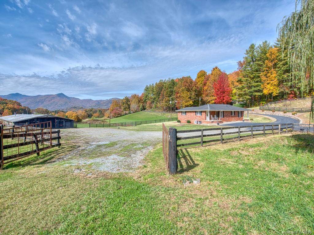 Unbelievable Mountain Views from this Horse Farm Waynesville, Haywood
