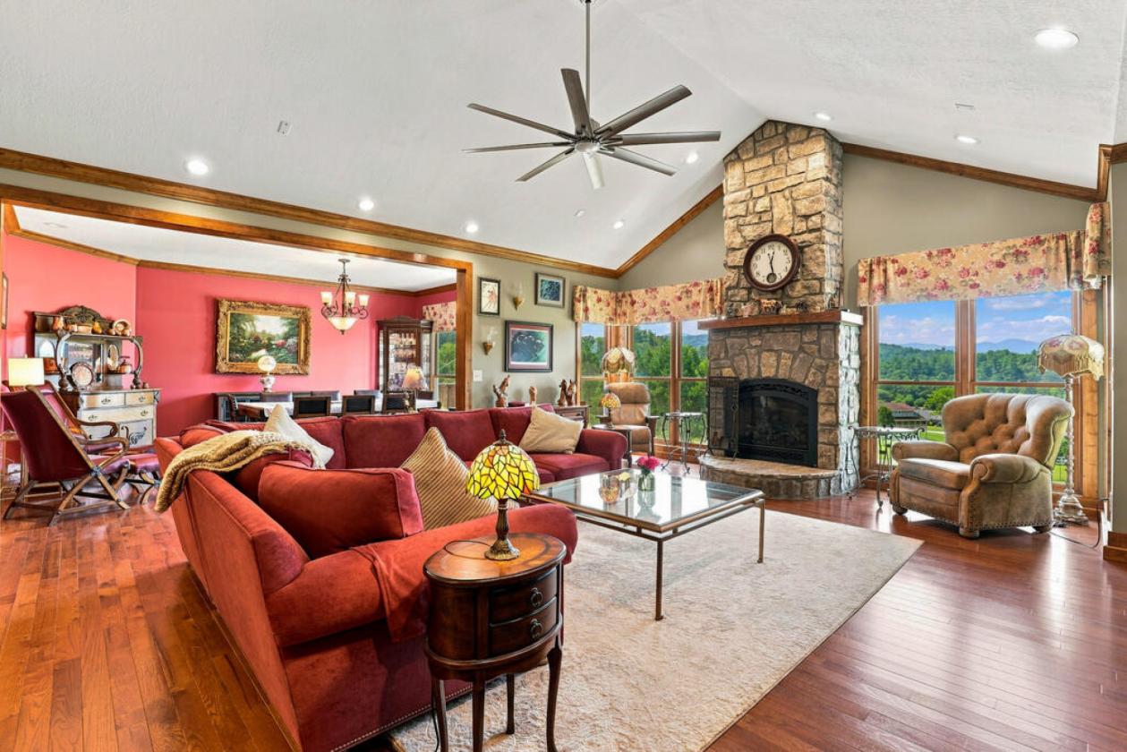 Mountain Equestrian Estate on 7.84 Acres - photo 12