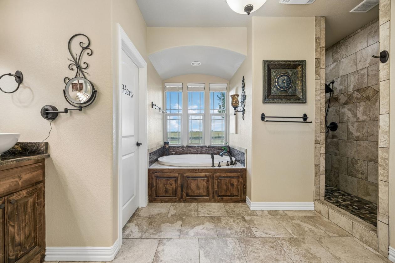 CUSTOM COUNTRY RETREAT ON 25 ACRES - photo 11