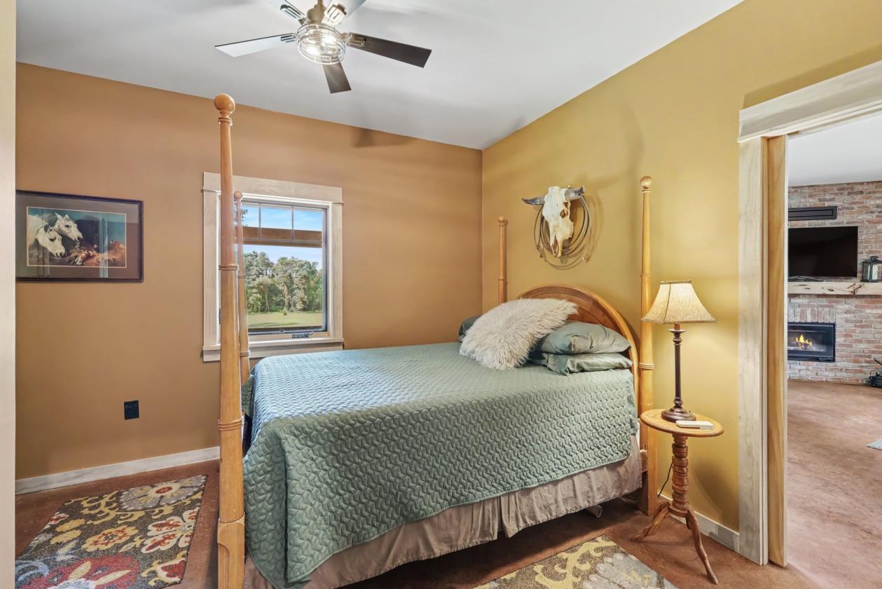 Gorgeous home with equestrian amenities - photo 28