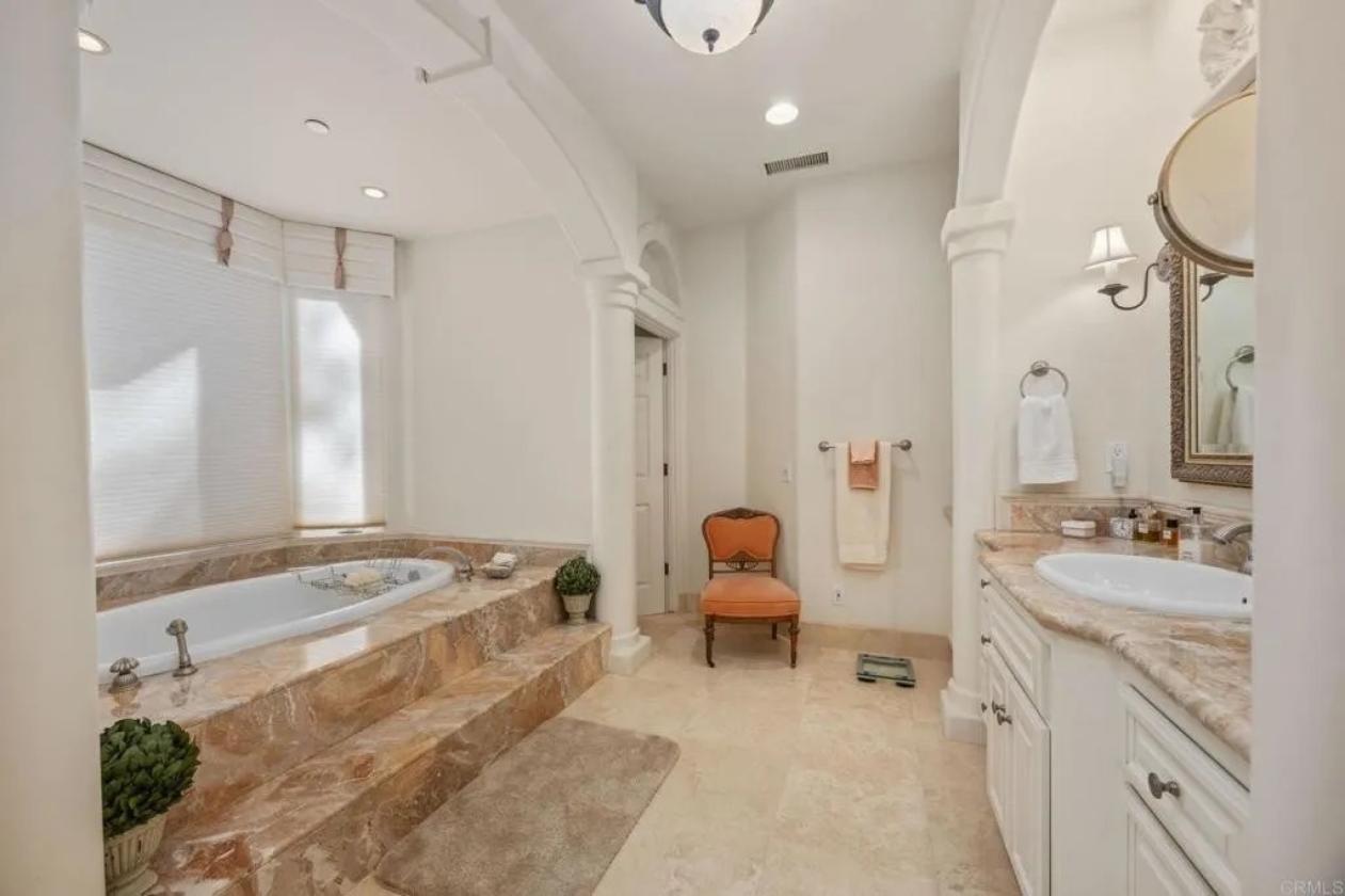 Italian Villa in Prestigious Equestrian Community - photo 24