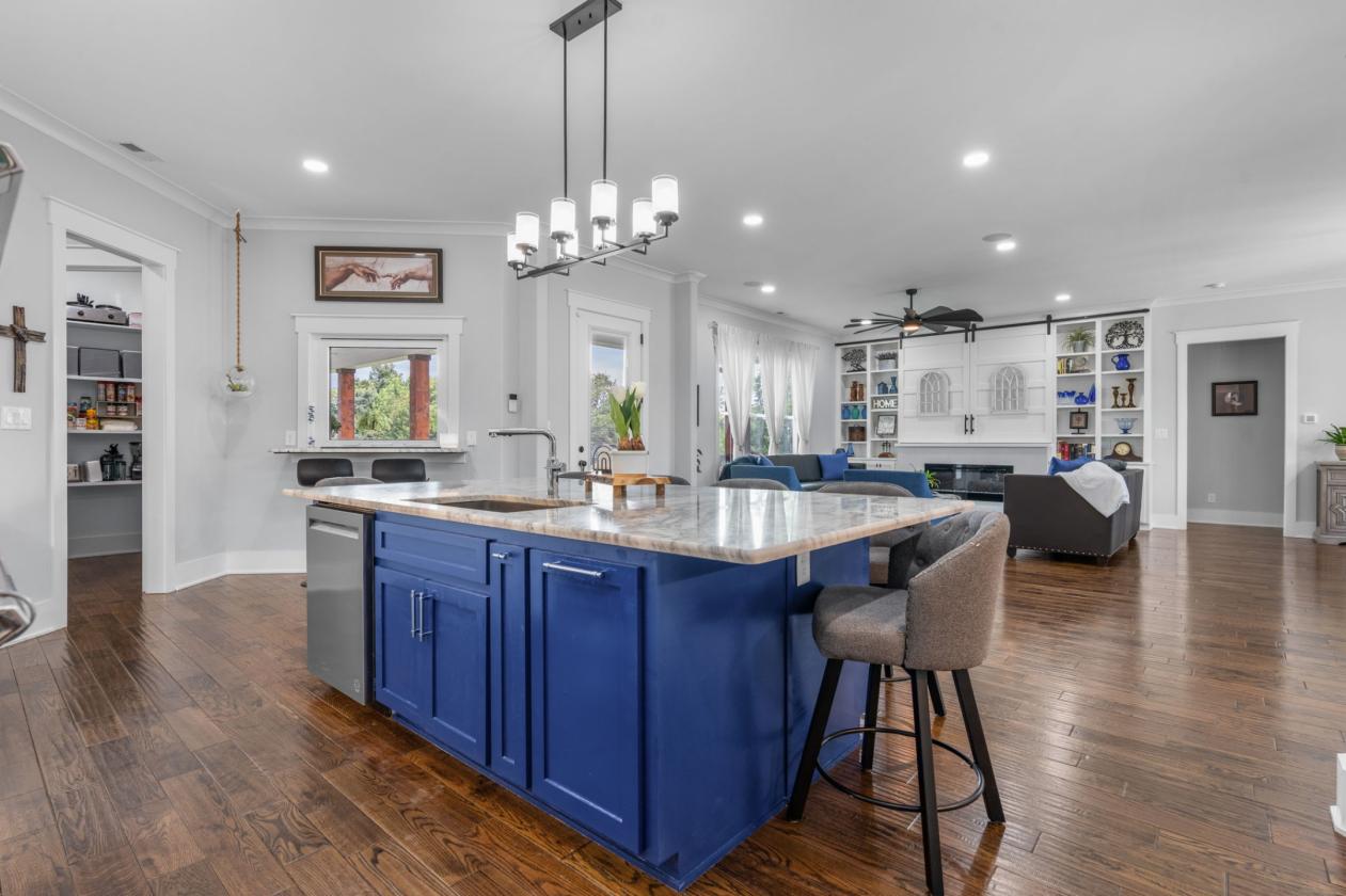 Modern Farmhouse on 18.9 acres with new venue - photo 11
