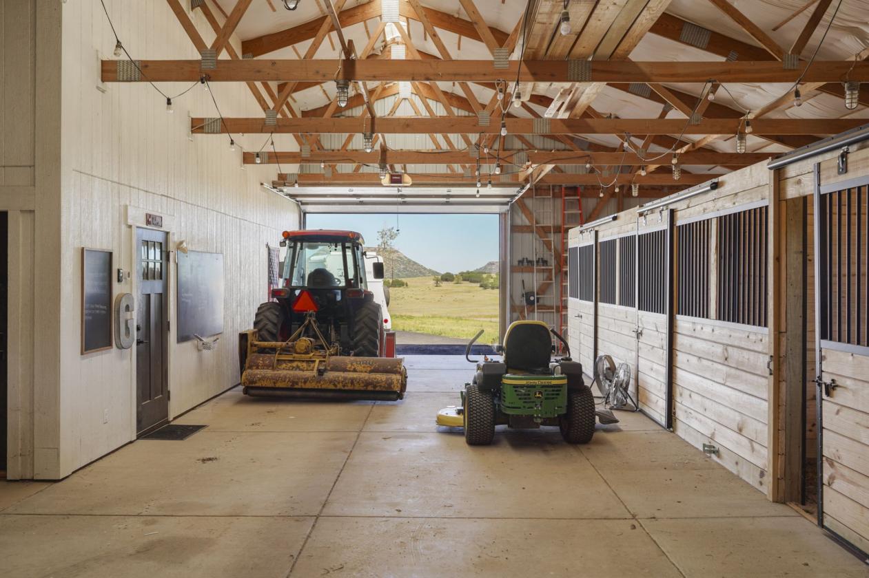 10 Acre Hobby Ranch with 3 outbuildings - photo 29