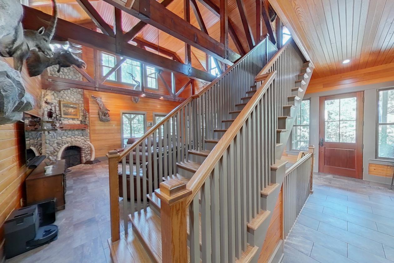 ONE-OF-A-KIND HOME IN EQUESTRIAN COMMUNITY - photo 2