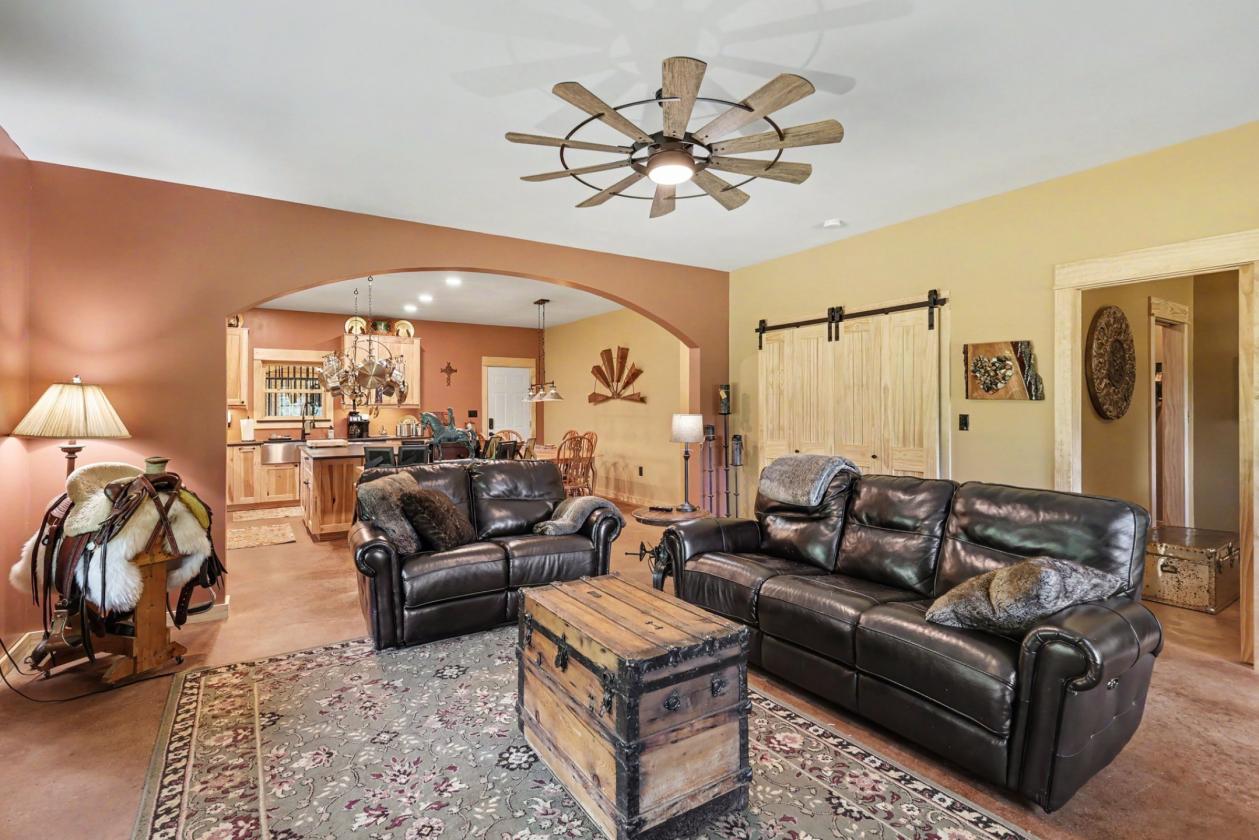Gorgeous home with equestrian amenities - photo 17