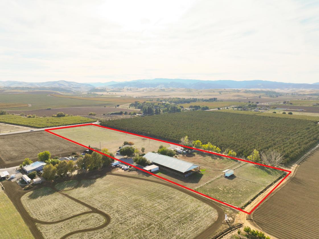 Brentwood 10 Acres with Custom Home, Covered Arena - photo 4