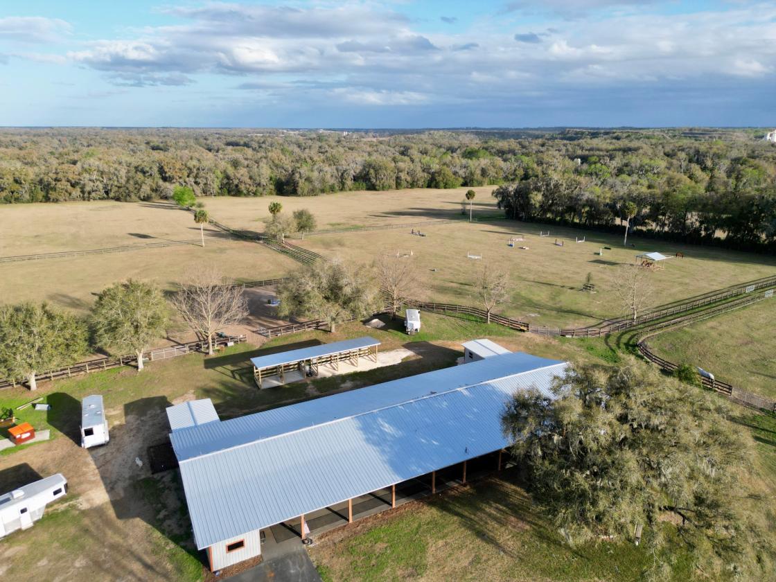 A picture-perfect equestrian estate - photo 14
