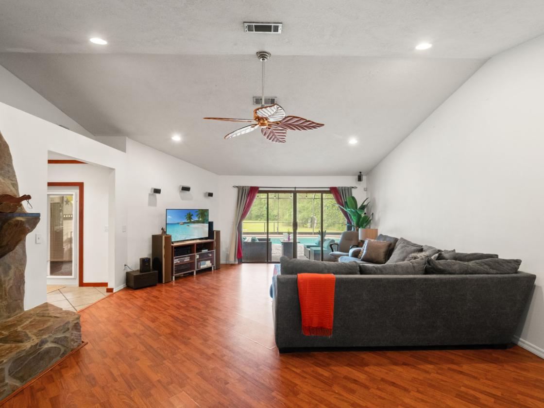 2.5 Acre Retreat with Guest House & Workshop - photo 12
