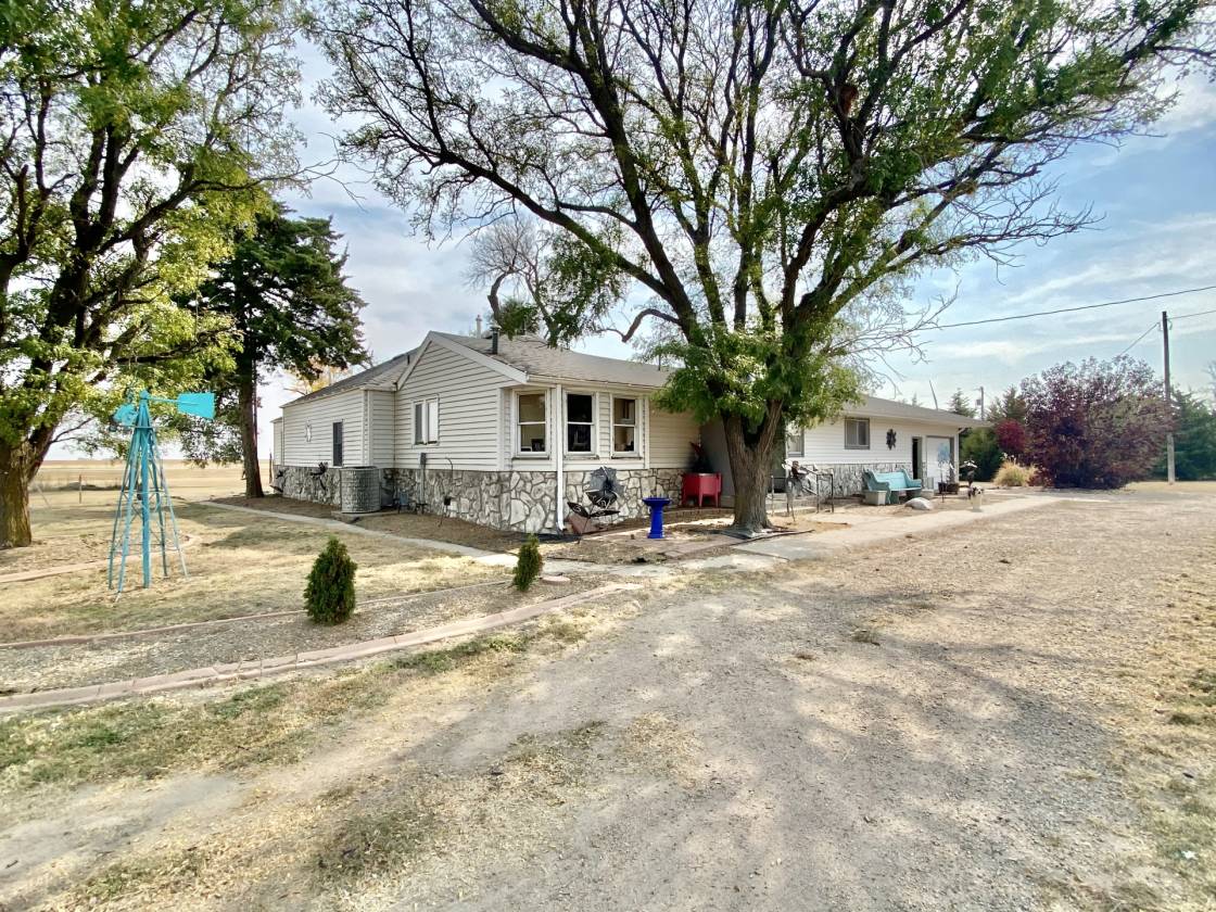Beautiful Western Kansas Horse Property with Indoor/Outdoor Arenas