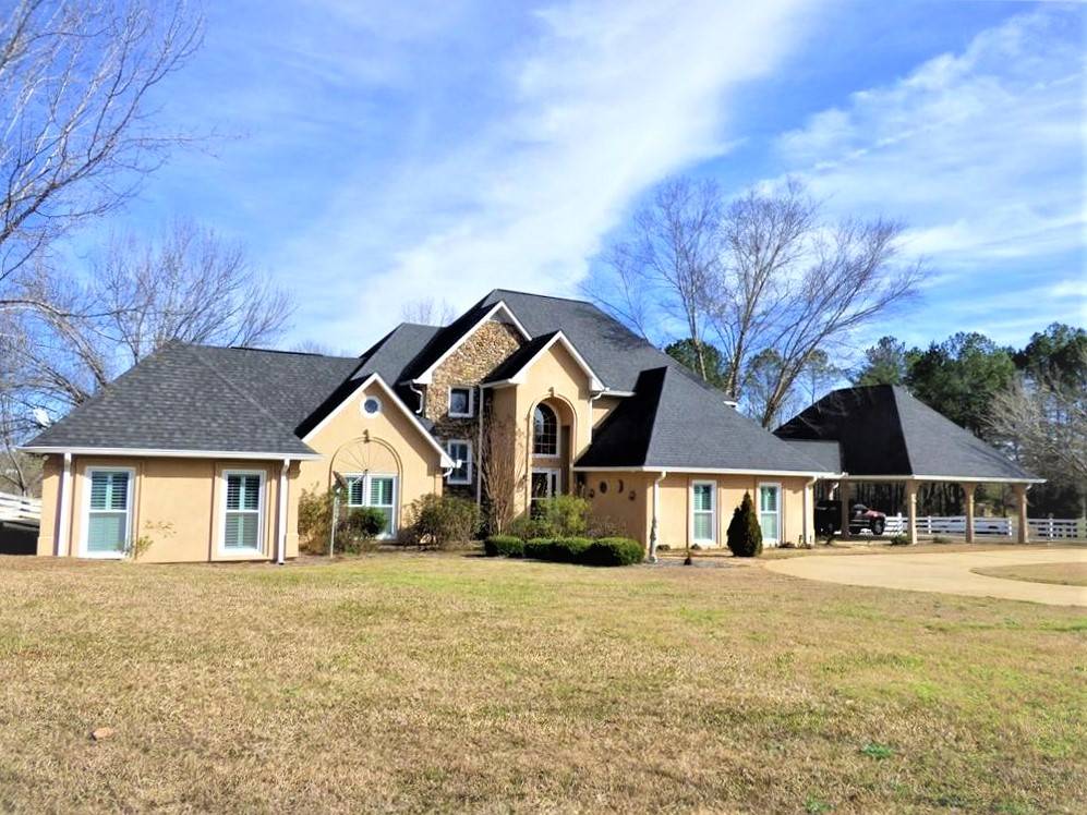 Maybe now is the time for country life. Seale, Russell County, Alabama