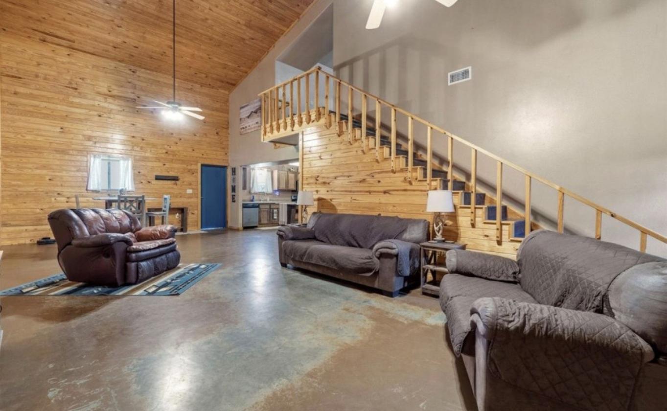Beautiful East Texas horse property - photo 7