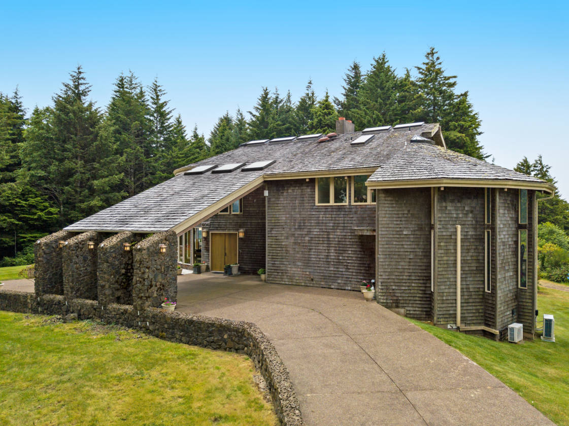 Oregon Coast Luxury Home on Acreage with Barn and Covered... Waldport