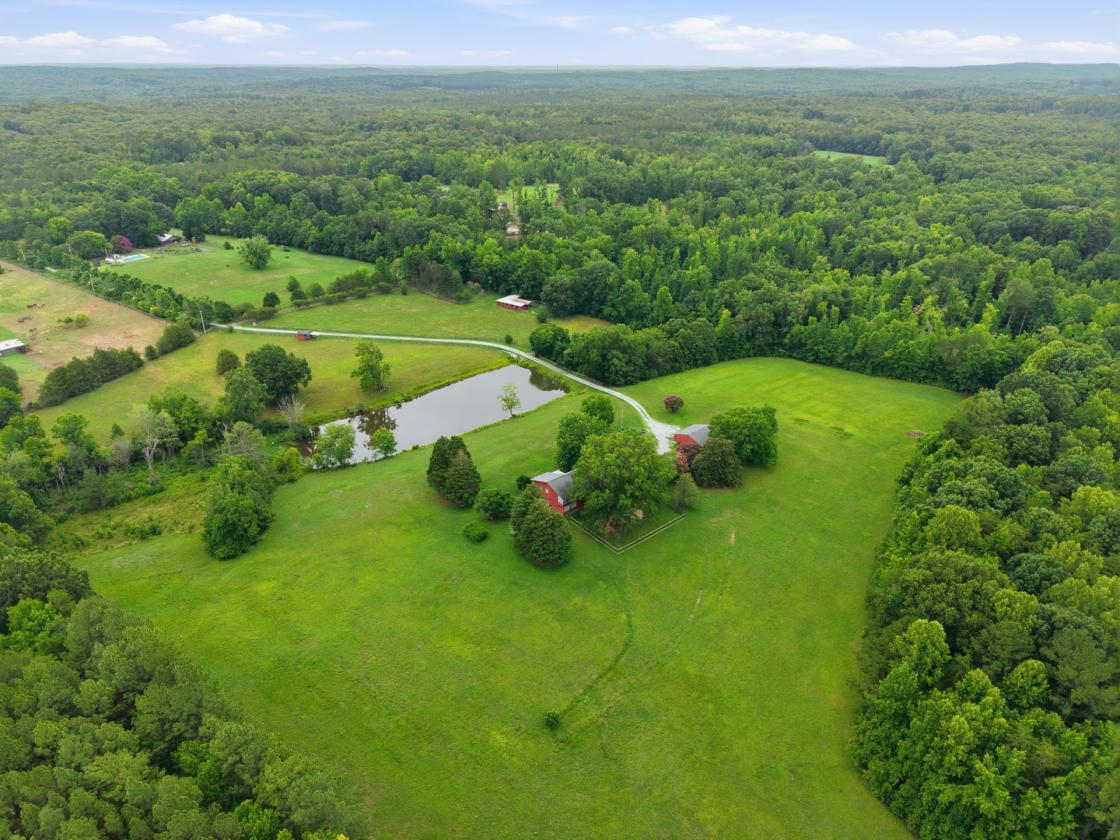 Grand Modern Farmhouse & Barn on almost 30 acres - photo 2