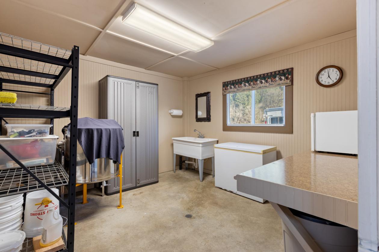 Experience True Country Living on This S. Oregon Estate - photo 22