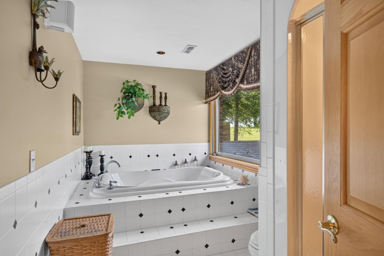 Luxury Estate with 48 acres - photo 29