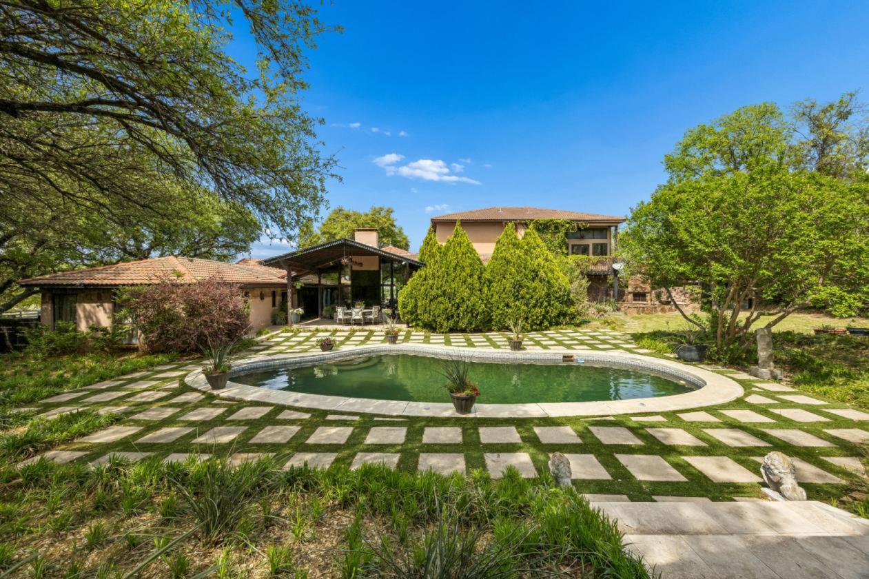 In-Town Luxury Resort Inspired Equestrian Retreat - photo 24