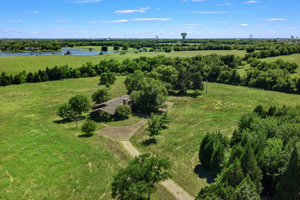 78+ Acres with Trees, 4 Homes,Town of Sunnyvale, Texas close