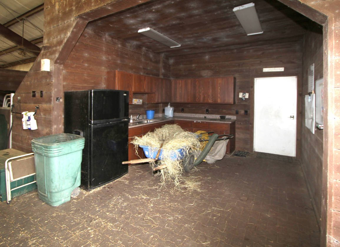 Exquisite equestrian estate set up for training and boarding Pace