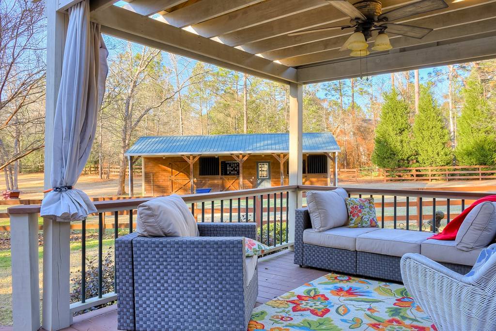 "Foxchase Retreat" an exquisite home and 2 stall barn... Aiken