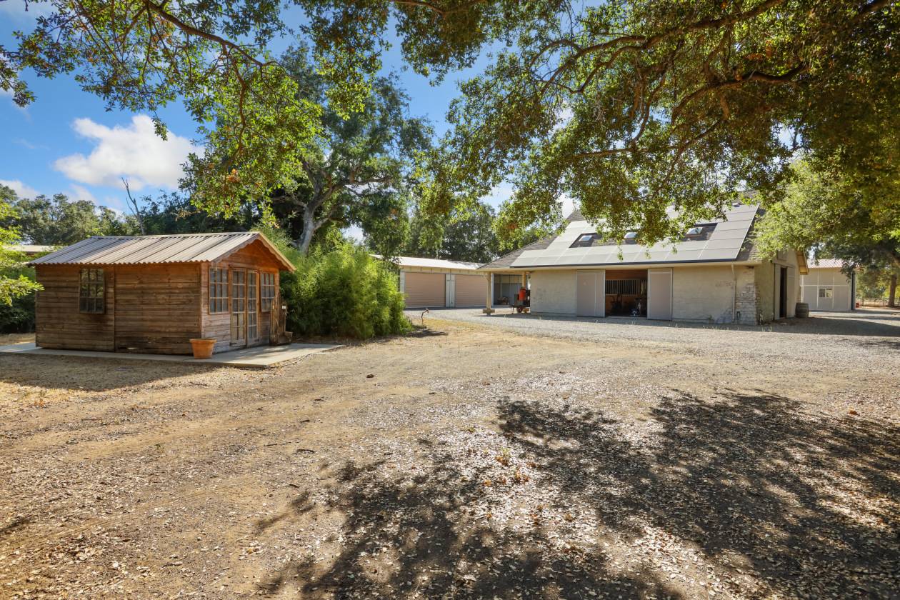 Estate with 7 pastures, 2 homes, lake, Vineyard - photo 8