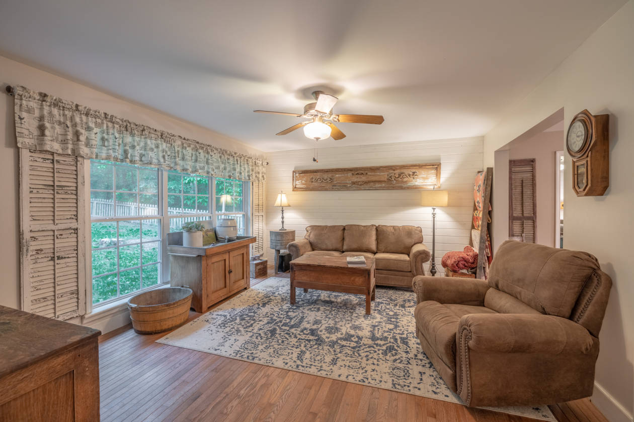 Farmhouse 5 bed, lake, barn and 17+ unrestricted acres Warrenton