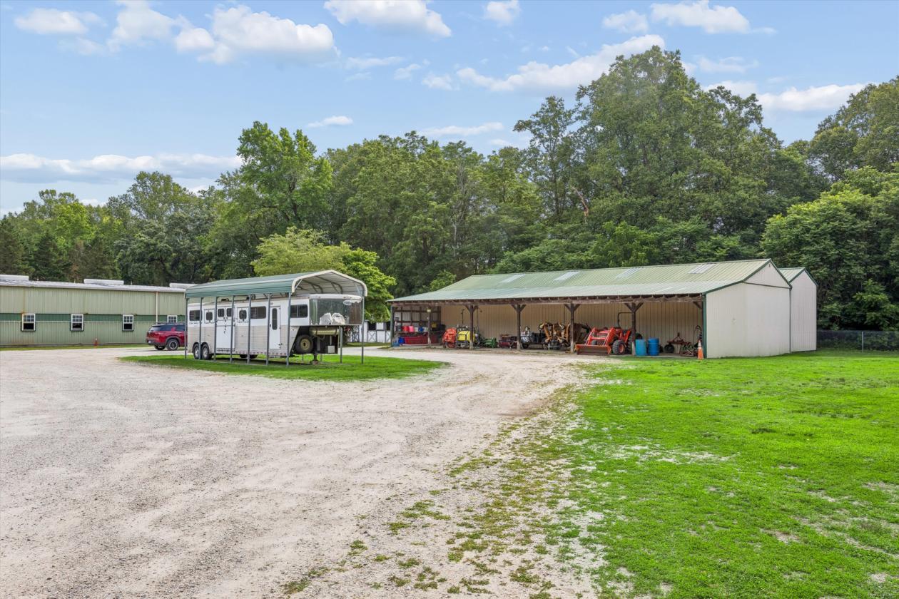 Cedar Valley Farms Indoor arena, 37 stalls, 40 acres - photo 16