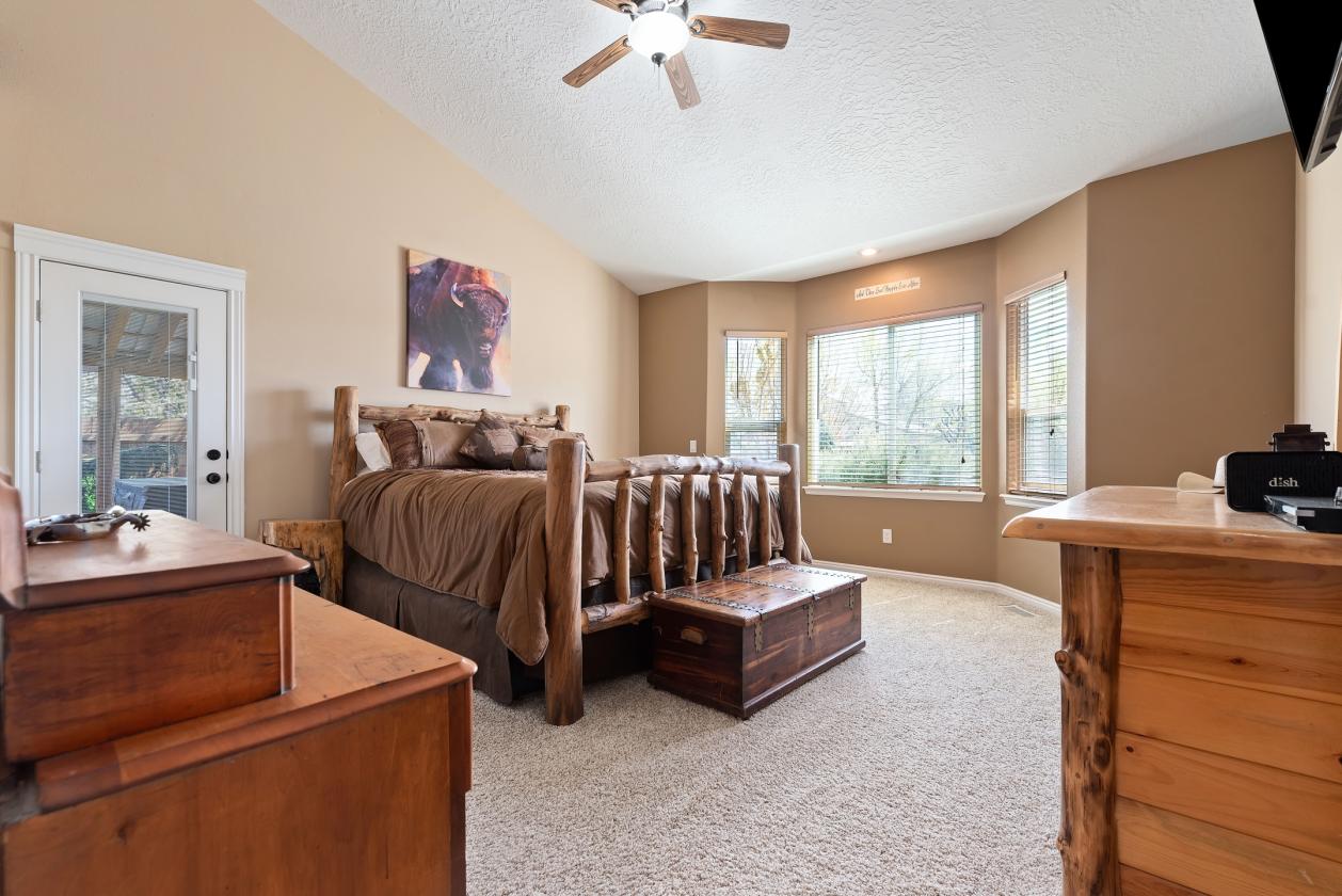 Home, Guest Quarters, Barn, 5 acres, arena & MORE! - photo 17