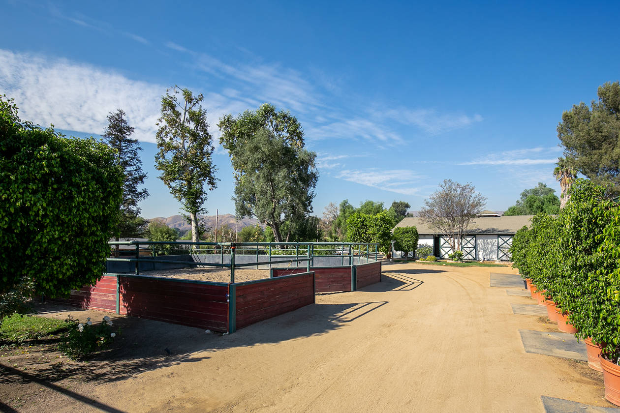 LOS ANGELES Own a 5Acre, 60Stall Horse Farm in... Los Angeles