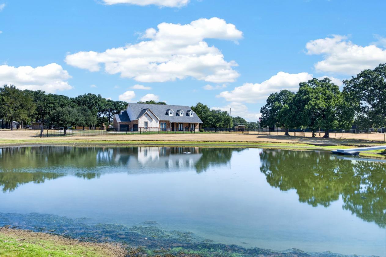 18 Acres, 3 Barns, Training Arena, 3 Residences - photo 29