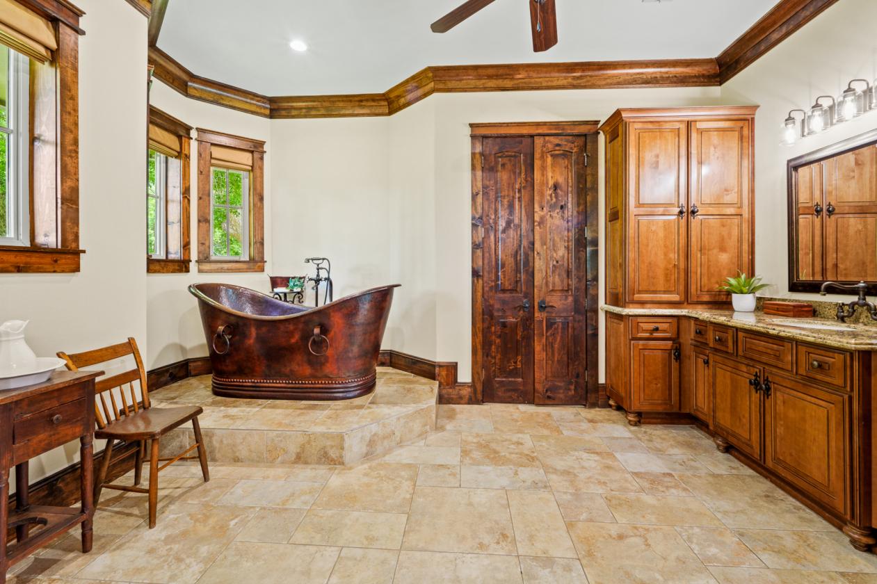 Extraordinary Estate on 7.8 Acres, 6-Stall Barn, & Dressage Arena - photo 23