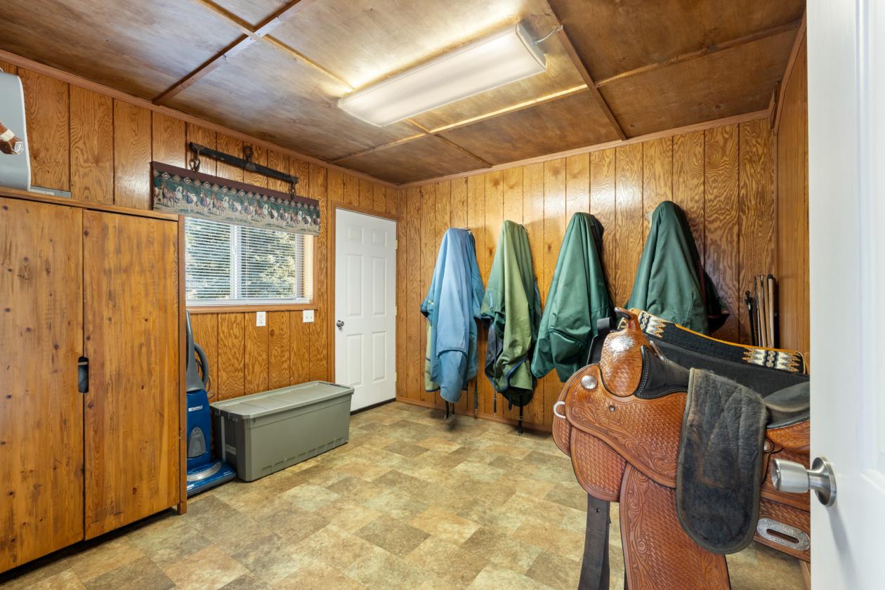Experience True Country Living on This S. Oregon Estate - photo 28
