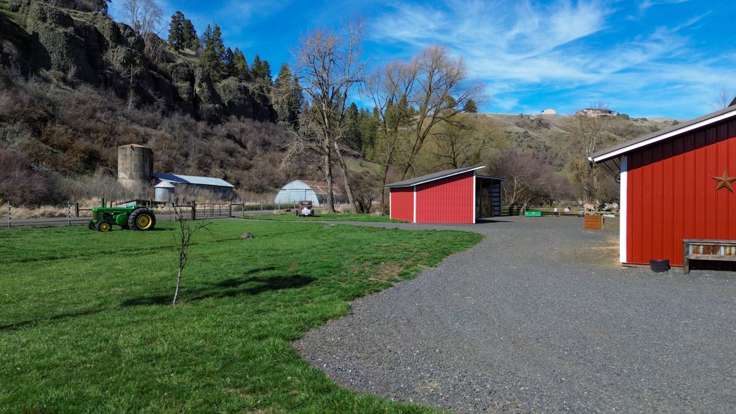 Beautiful homestead on 28 acres - photo 18