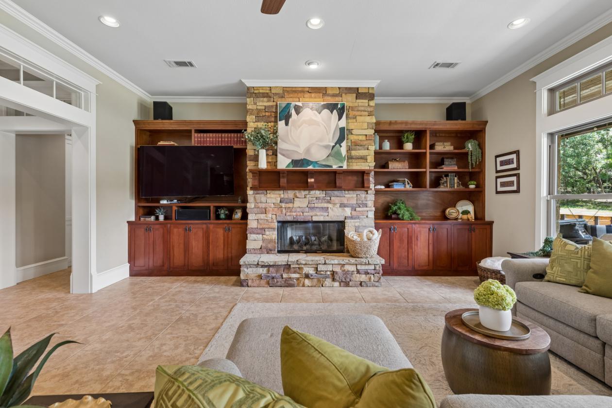 Hill Country Farmhouse Equestrian Estate 6.5 acres - photo 9