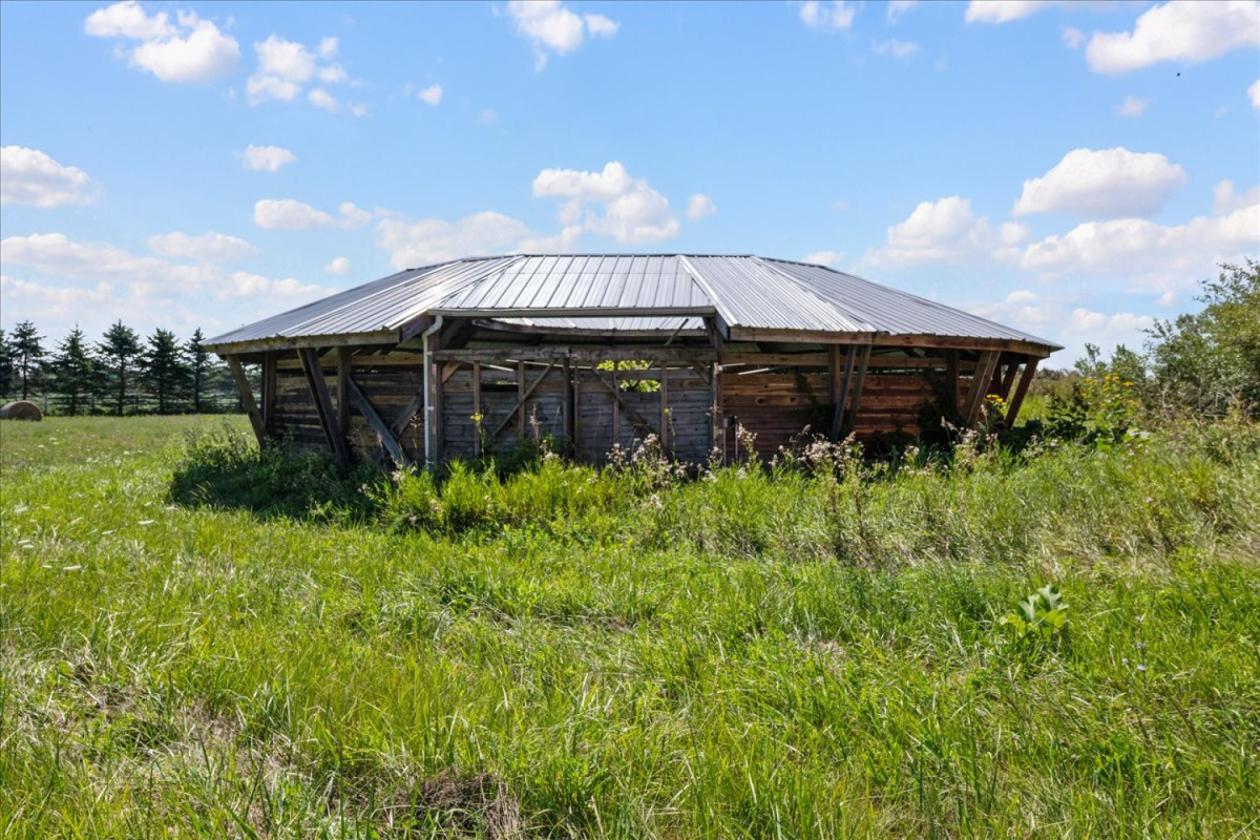 ST. CLAIR - 40 ACRE - 27 STALL - INDOOR ARENA - photo 15