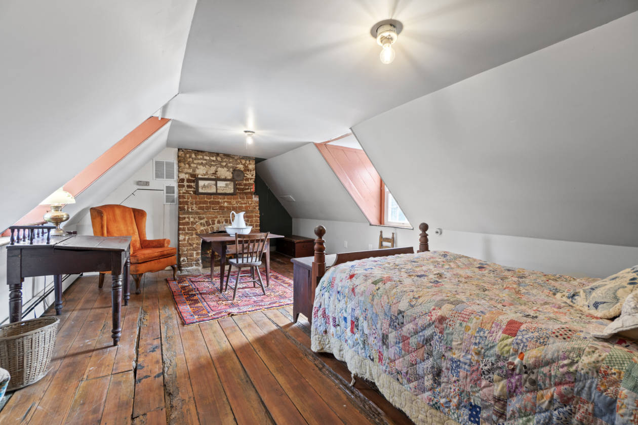 Pre-revoutionary home on a 10-acre horse farm! - photo 17