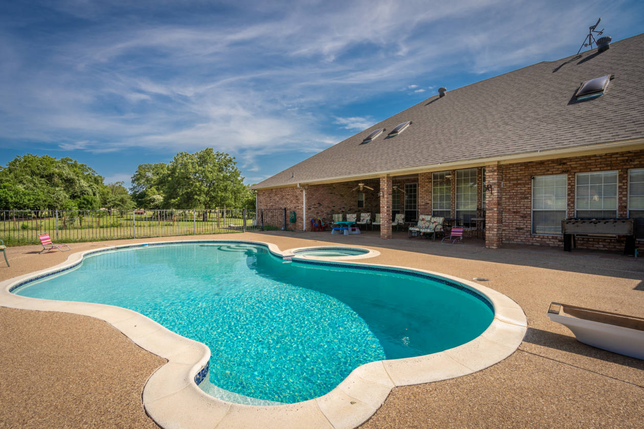 10 acre horse property with 10 stall horse barn and... Cleburne