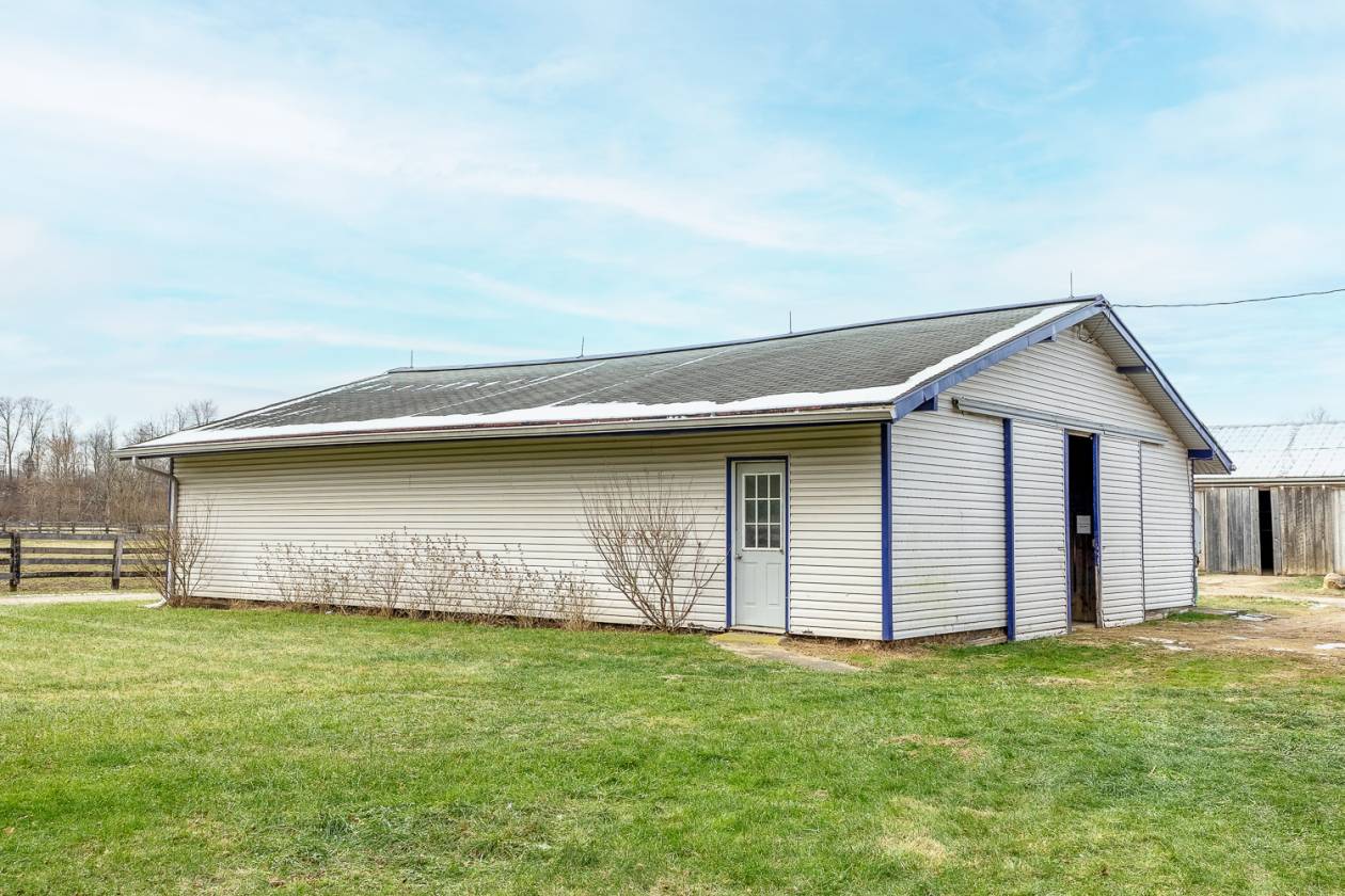30 ACRE HORSE FACILITY - 30 STALLs + INDOOR + HOME - photo 7
