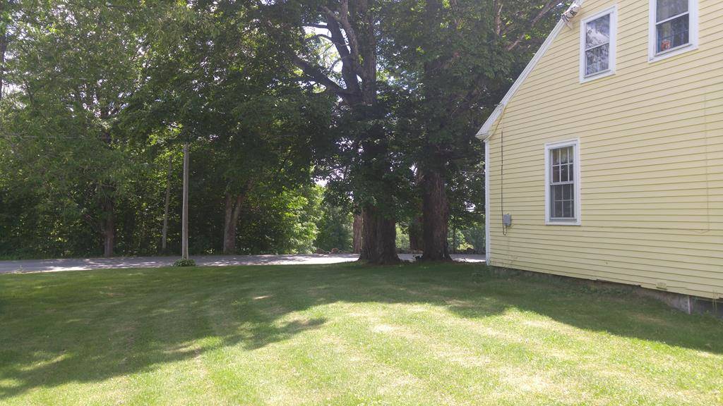 Classic antique centerchimney cape with large 2story, 3 stall barn