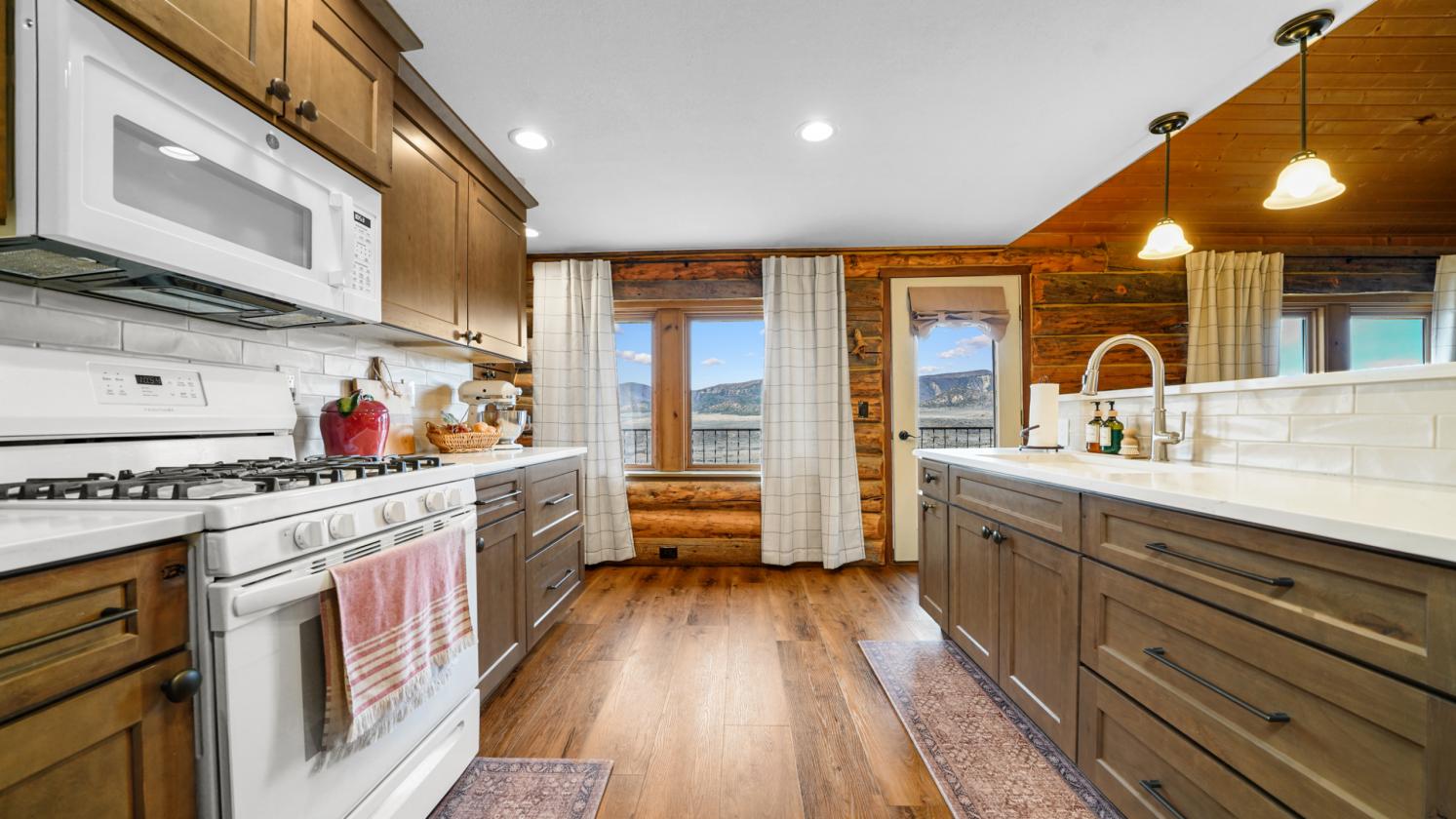 Rustic Log Cabin with Panoramic Views - photo 6