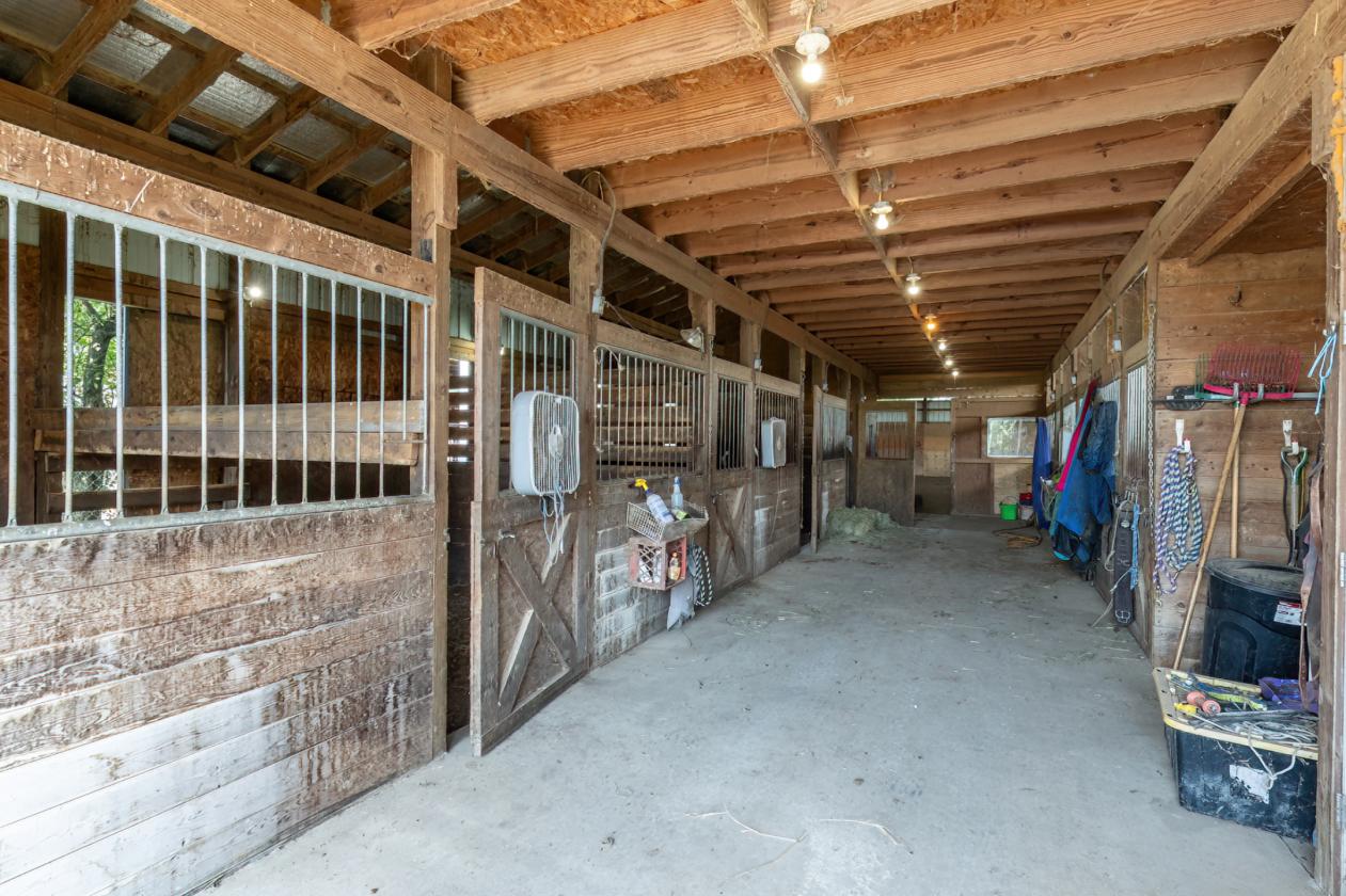 60x12 indoor riding arena,11 Stalls,10 acres,4 bed - photo 6