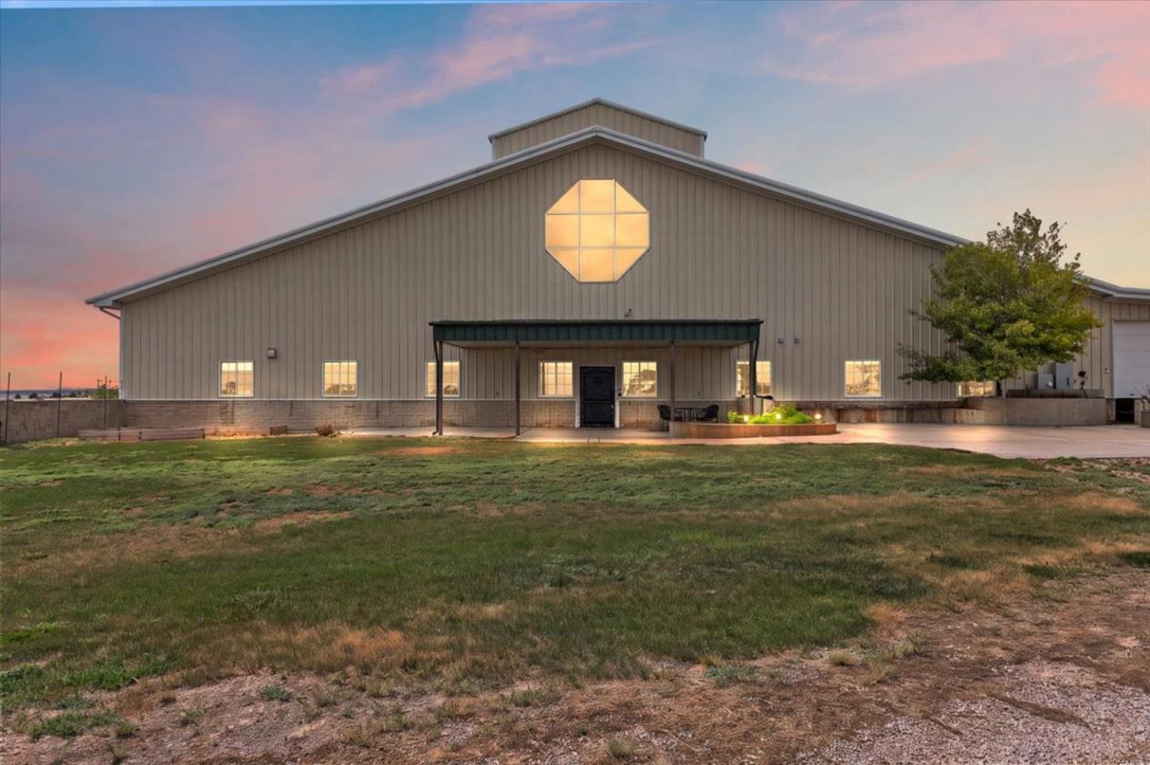 Pueblo ranch with 27,125 sq ft building - photo 1