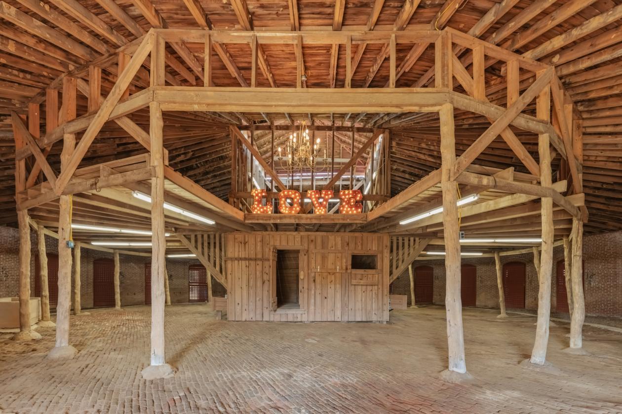 Rare Historic Round Polo Barn - photo 7