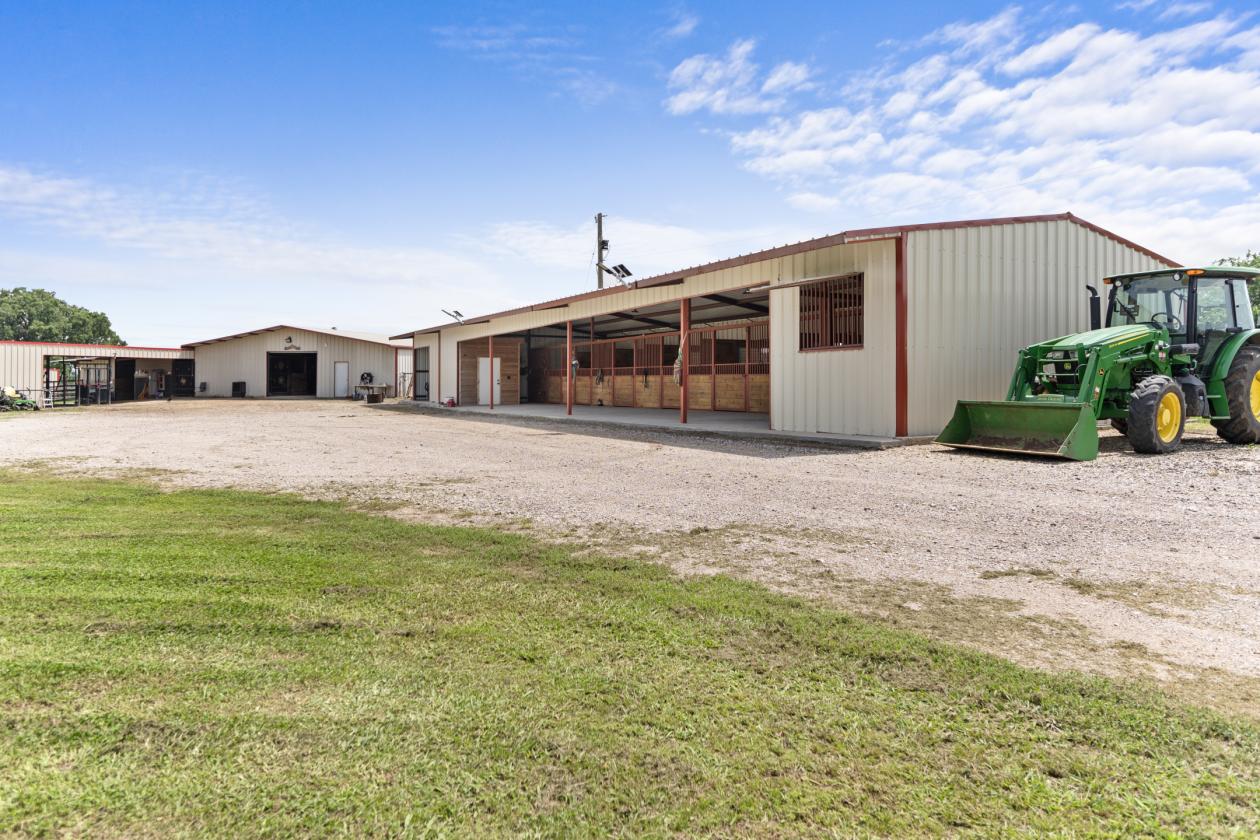 64 ACRE EQUASTRIAN RANCH WITH ARENA IN EAST TEXAS - photo 12