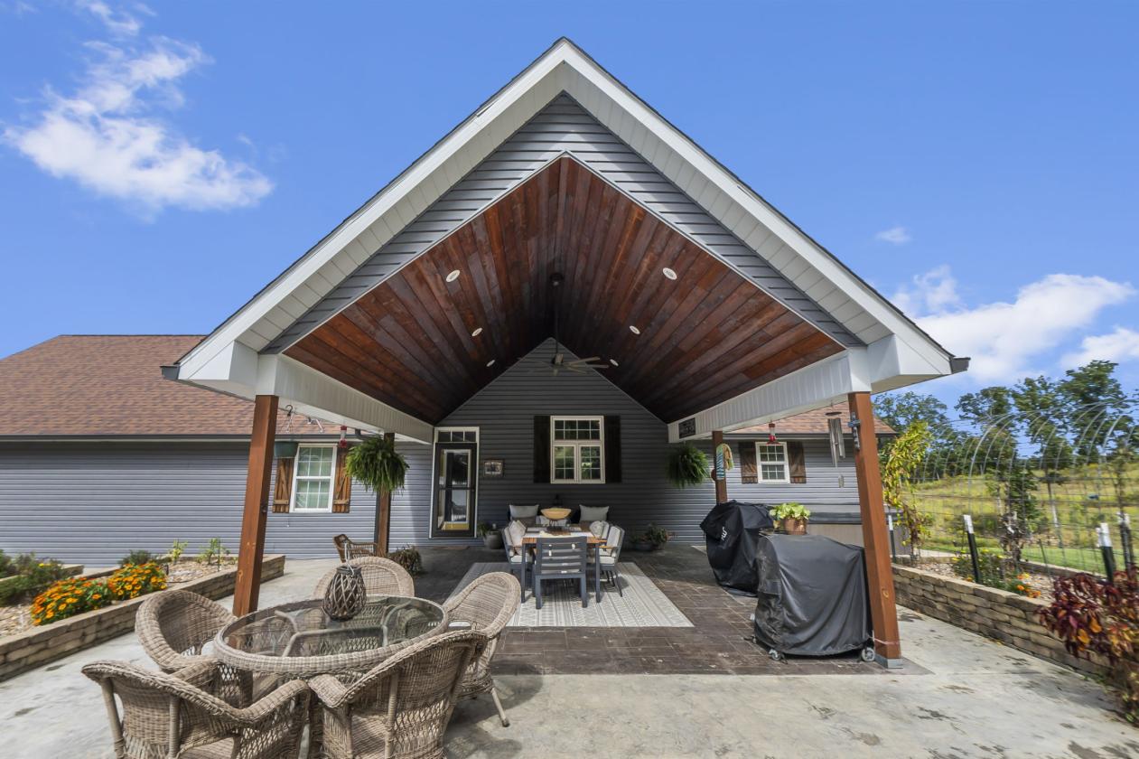 31 Acres, 5-Stall Barn & Luxury Home - photo 15