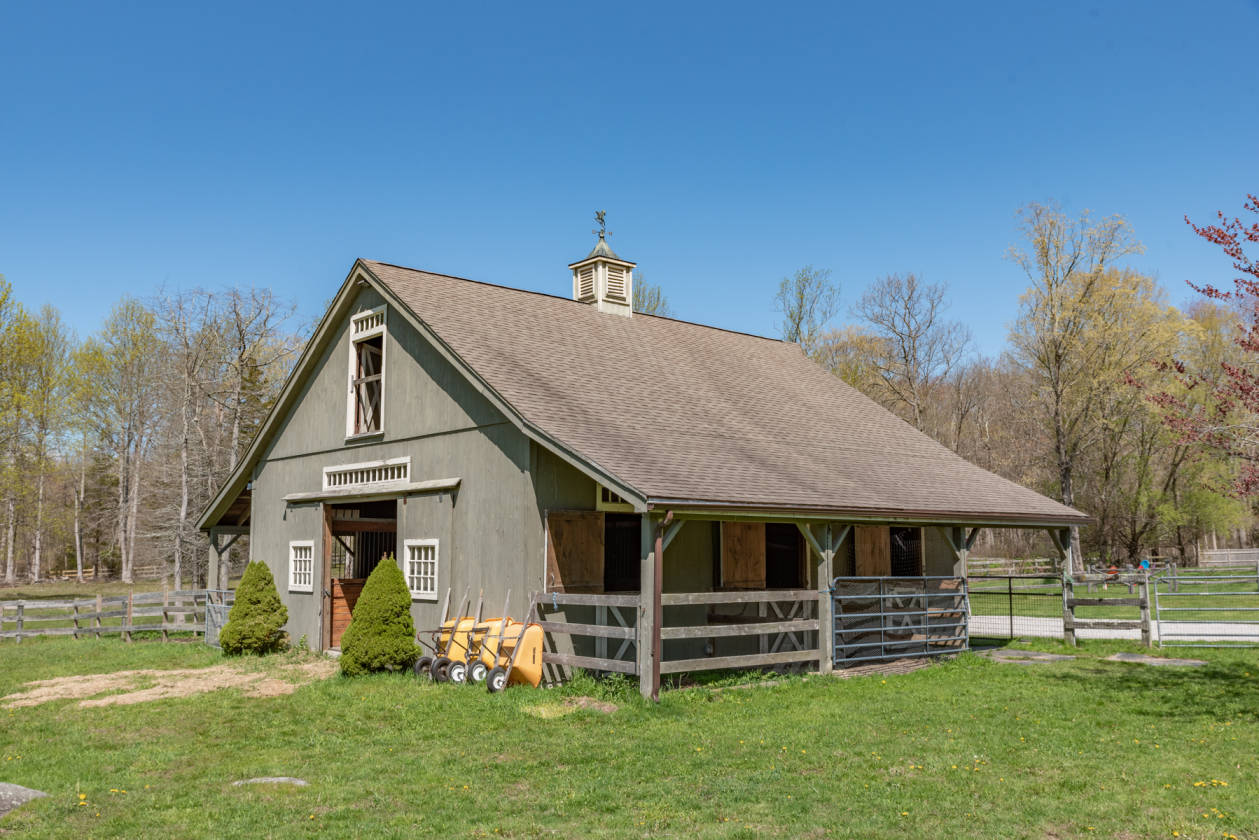 Beautiful horse property - 4 stall barn - ring and... | Killingworth ...