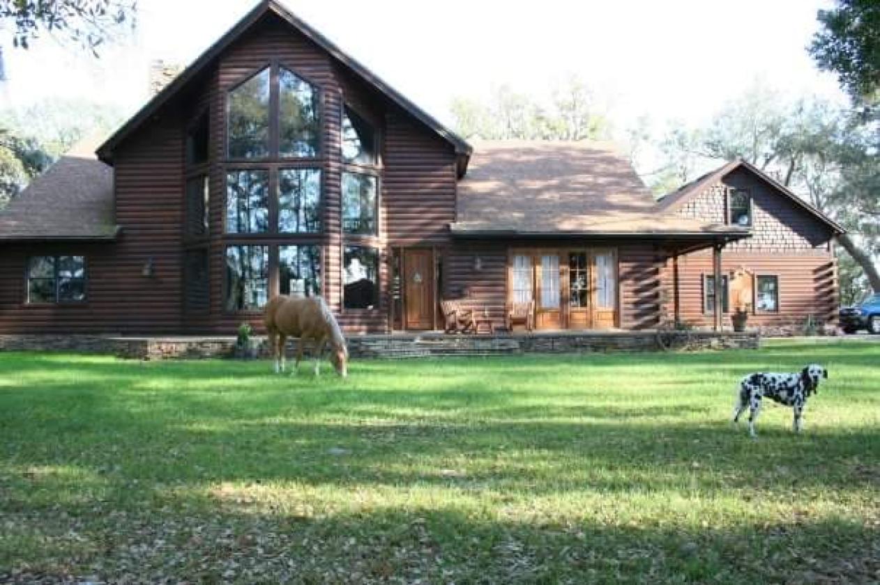 Gorgeous Island lot Estate - 5 stalls, 5 garages - photo 2